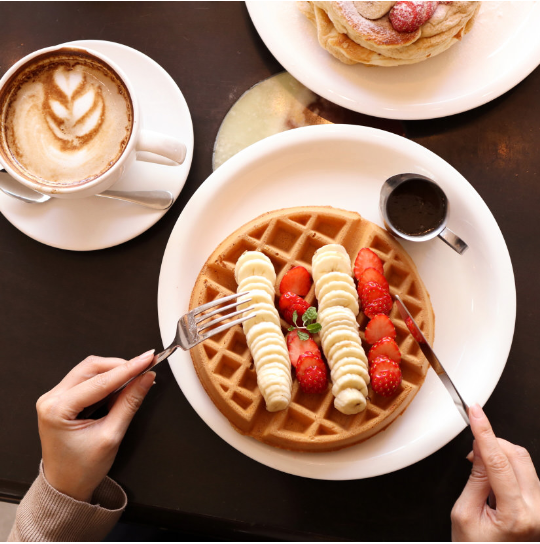 Thêm yếu tố con người ảnh chụp đồ ăn tối (Ảnh: Internet)&nbsp;