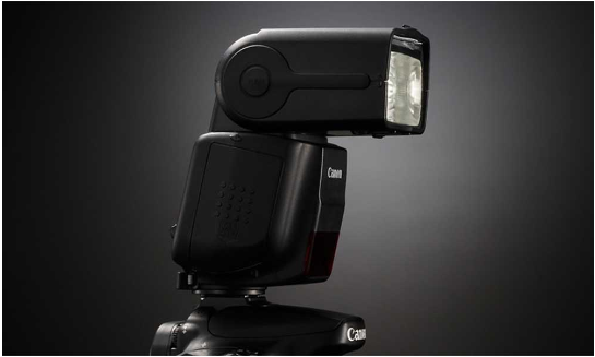 Chụp ảnh với đèn flash rời (Ảnh: Internet)