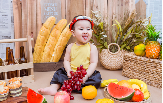 Cười với trẻ khi chụp ảnh (Ảnh: Internet)