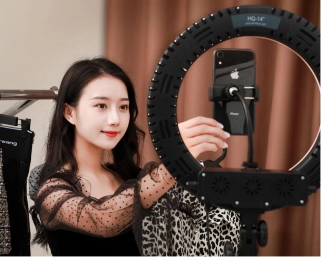 Đèn led cung cấp ảnh sáng cho quá trình livestream